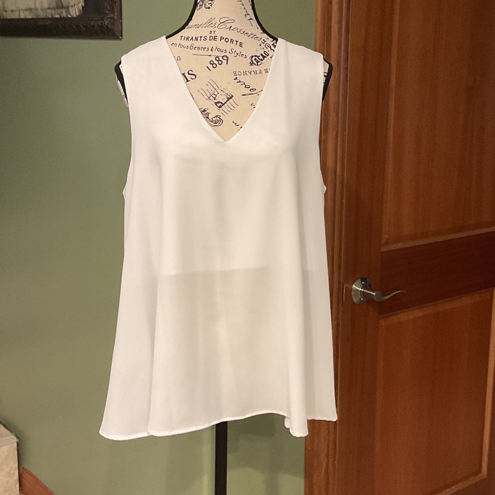 NWT West Kei White V-Neck Sleeveless Blouse, Size L